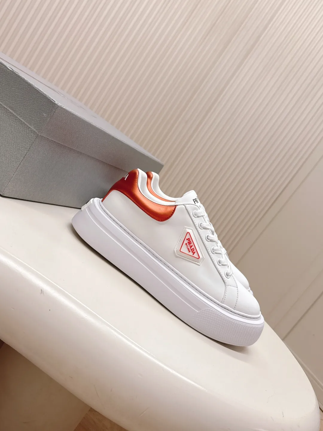 👟👟Ex-factory price 600👟👟 Prada 25ss new casual white shoes, couple style 👫 P fashion white shoes, re-released, high-quality shipments, elegant and generous, comfortable on the feet, super classic, super light and comfortable on the feet Fabric: silky cowhide Lining: water-dyed sheepskin lining + genuine leather foot sole: EVA outsole Code number: 35-45 (40 for women, 45 for men, customized)